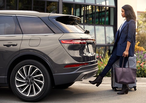 A woman with her hands full uses her foot to activate the hands-free liftgate. | Zeigler Lincoln of Kalamazoo in Kalamazoo MI