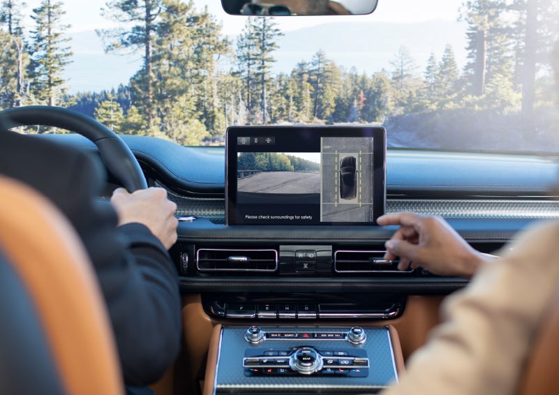 The available 360-Degree Camera shows a bird's-eye view of a Lincoln Aviator® SUV | Zeigler Lincoln of Kalamazoo in Kalamazoo MI