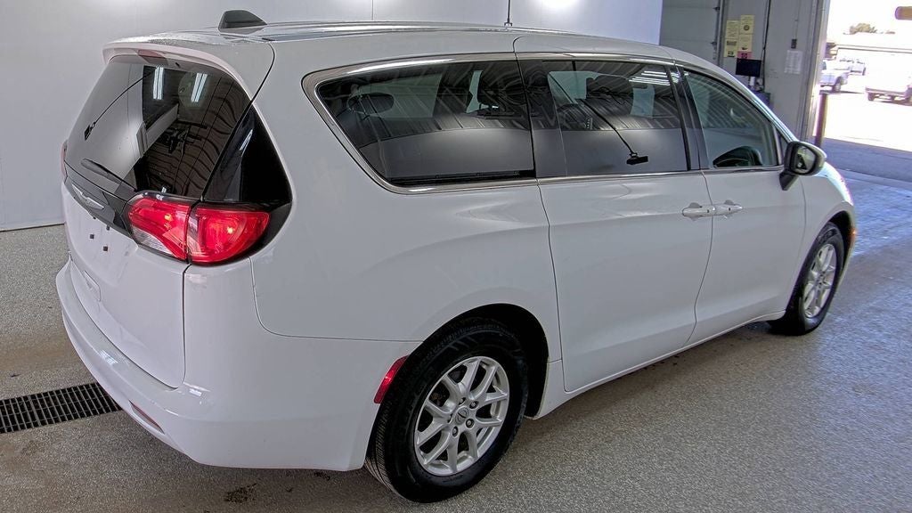 2022 Chrysler Voyager LX