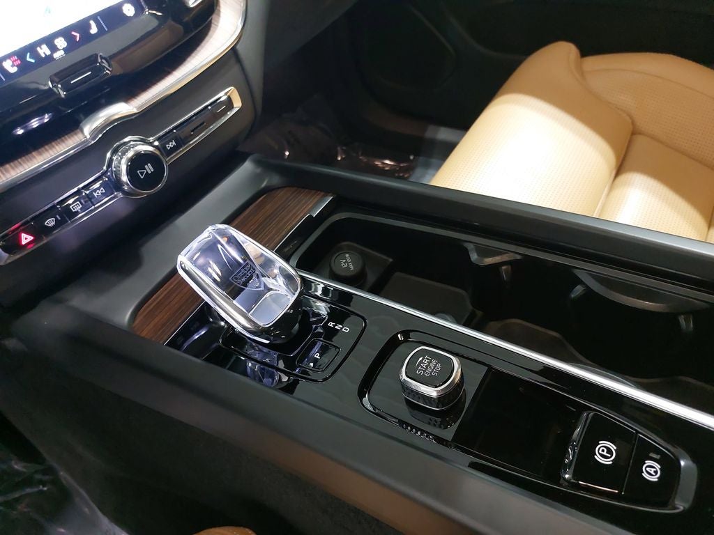 2023 Volvo XC60 B6 Ultimate Bright Theme