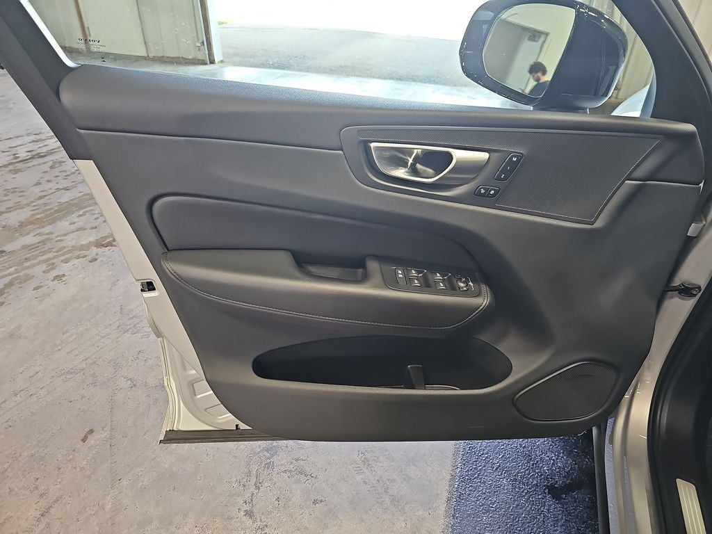 2023 Volvo XC60 B5 Plus Dark Theme