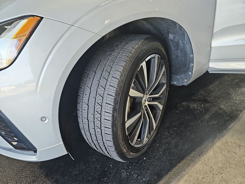 2023 Volvo XC60 B5 Plus Dark Theme