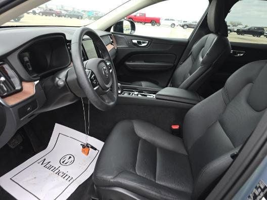2023 Volvo XC60 B5 Plus Dark Theme