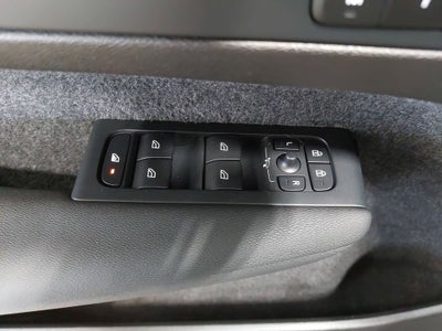 2024 Volvo XC40 B5 Plus Dark Theme