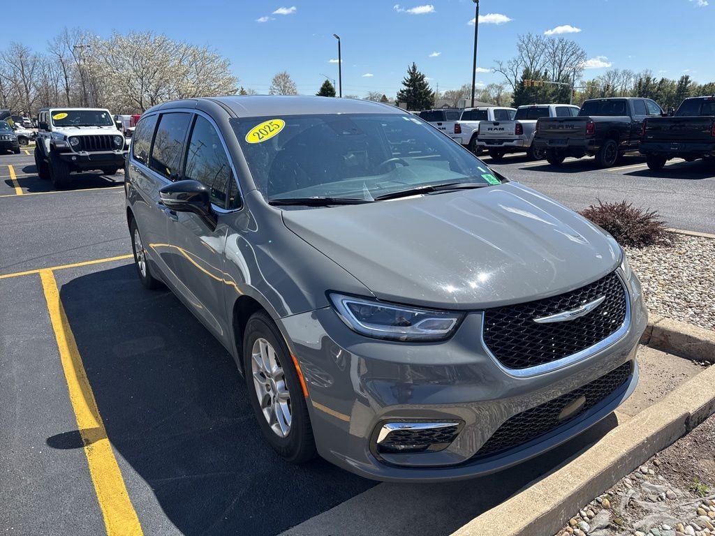 2025 Chrysler Pacifica Select