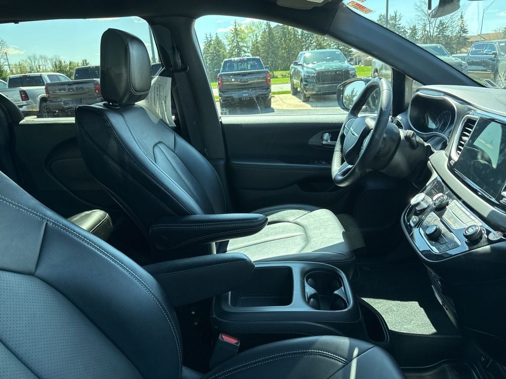 2025 Chrysler Pacifica Select
