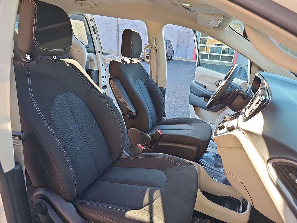 2022 Chrysler Voyager LX