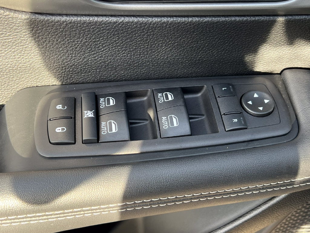 2025 Chrysler Pacifica Hybrid Select