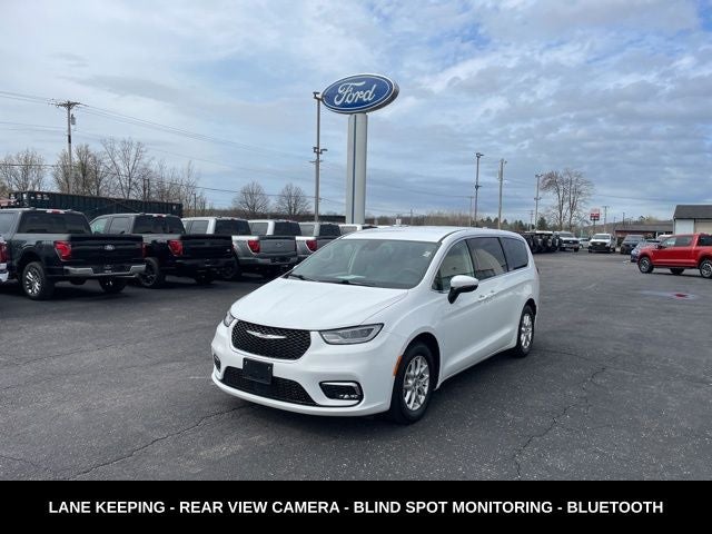 2023 Chrysler Pacifica Touring L HEATED SEATS & STEERING WHEEL