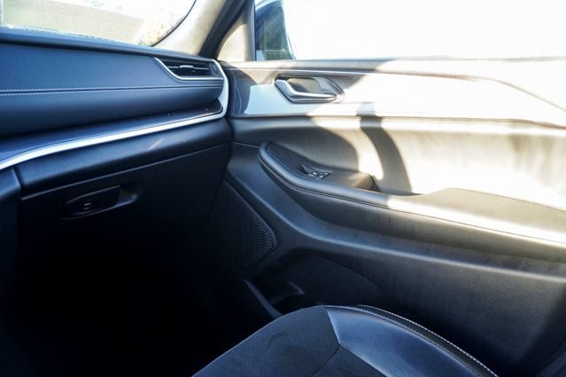 2023 Jeep Grand Cherokee Altitude ParkView Rear Back-Up Camera & Radio: Uconnect 5 w