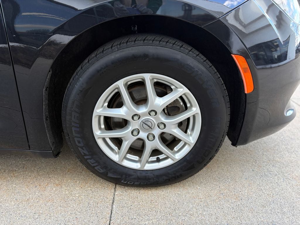 2022 Chrysler Voyager LX