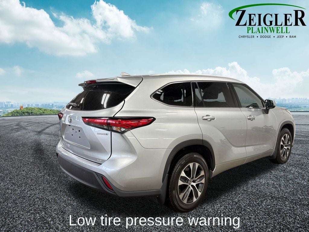 2022 Toyota Highlander Hybrid XLE Power moonroof