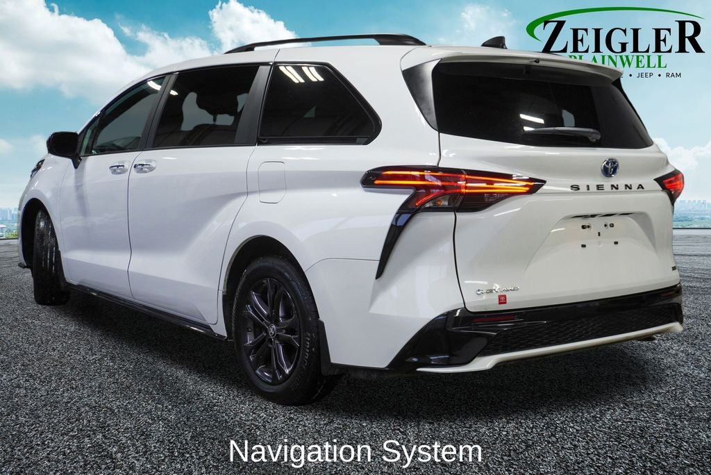 2025 Toyota Sienna XSE Power moonroof &amp; Navigation System