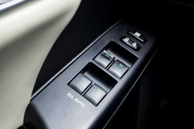 2013 Lexus CT 200h Navigation System & Power moonroof