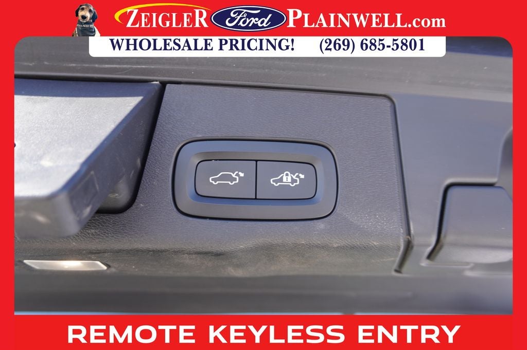 2023 Volvo XC60 Recharge Plug-In Hybrid T8 Plus Dark Theme