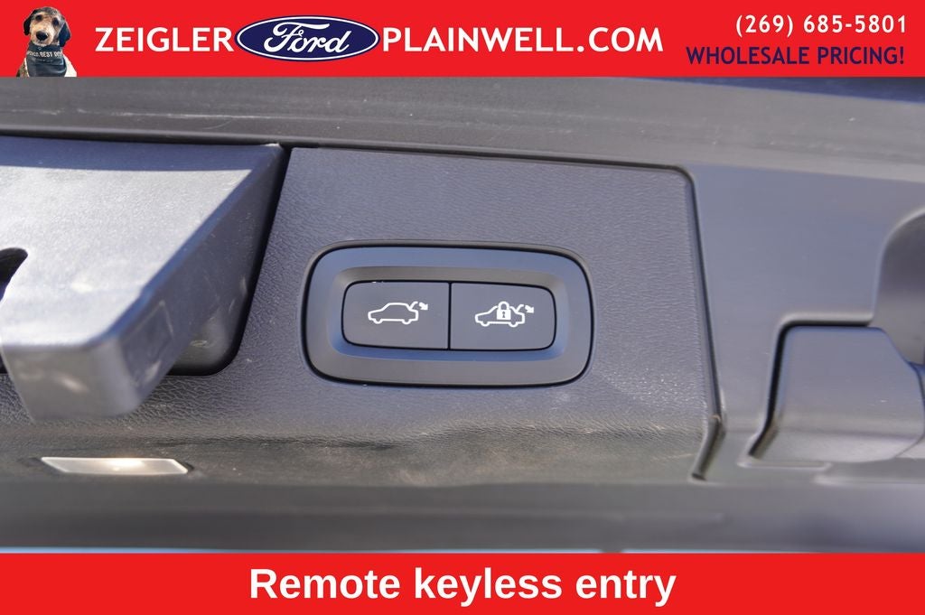 2023 Volvo XC60 Recharge Plug-In Hybrid T8 Plus Dark Theme