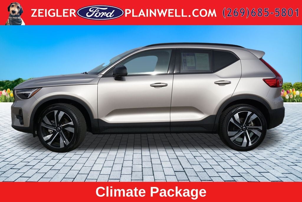 2024 Volvo XC40 B5 Plus Dark Theme