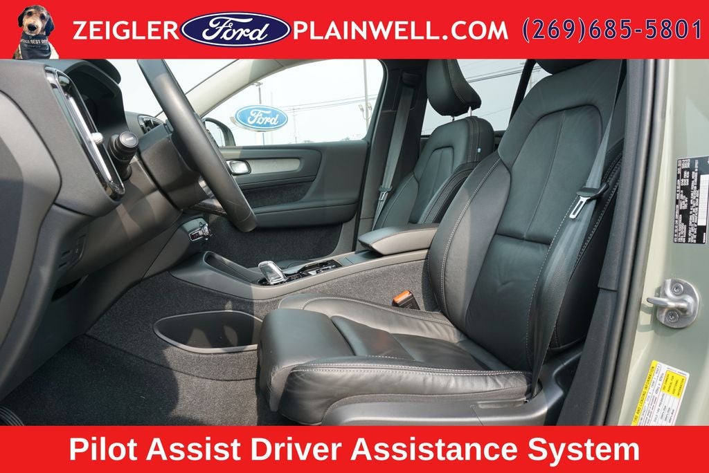 2023 Volvo XC40 B5 Plus Dark Theme AWD Heated Leather Power Moonroof Nav Rear Camera