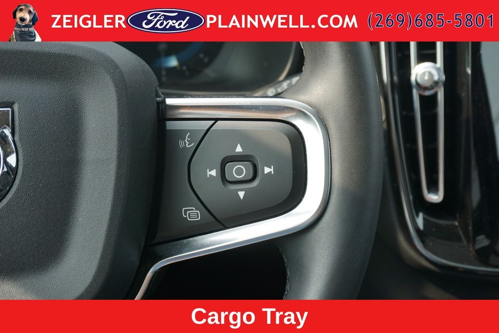 2023 Volvo XC40 B5 Plus Dark Theme AWD Heated Leather Power Moonroof Nav Rear Camera