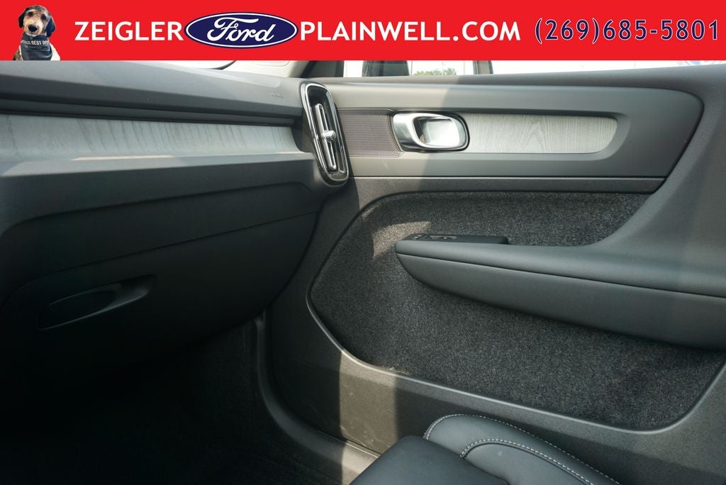 2023 Volvo XC40 B5 Plus Dark Theme AWD Heated Leather Power Moonroof Nav Rear Camera