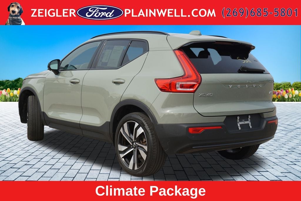 2023 Volvo XC40 B5 Plus Dark Theme AWD Heated Leather Power Moonroof Nav Rear Camera