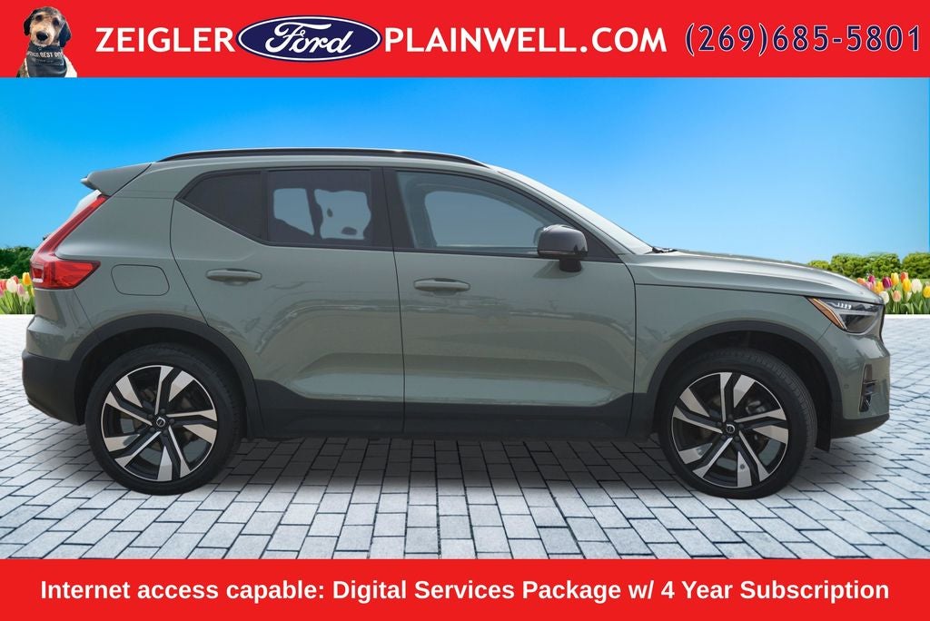 2023 Volvo XC40 B5 Plus Dark Theme AWD Heated Leather Power Moonroof Nav Rear Camera