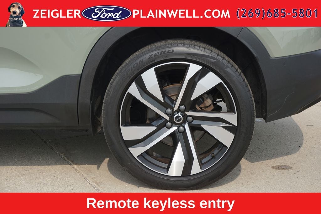 2023 Volvo XC40 B5 Plus Dark Theme AWD Heated Leather Power Moonroof Nav Rear Camera