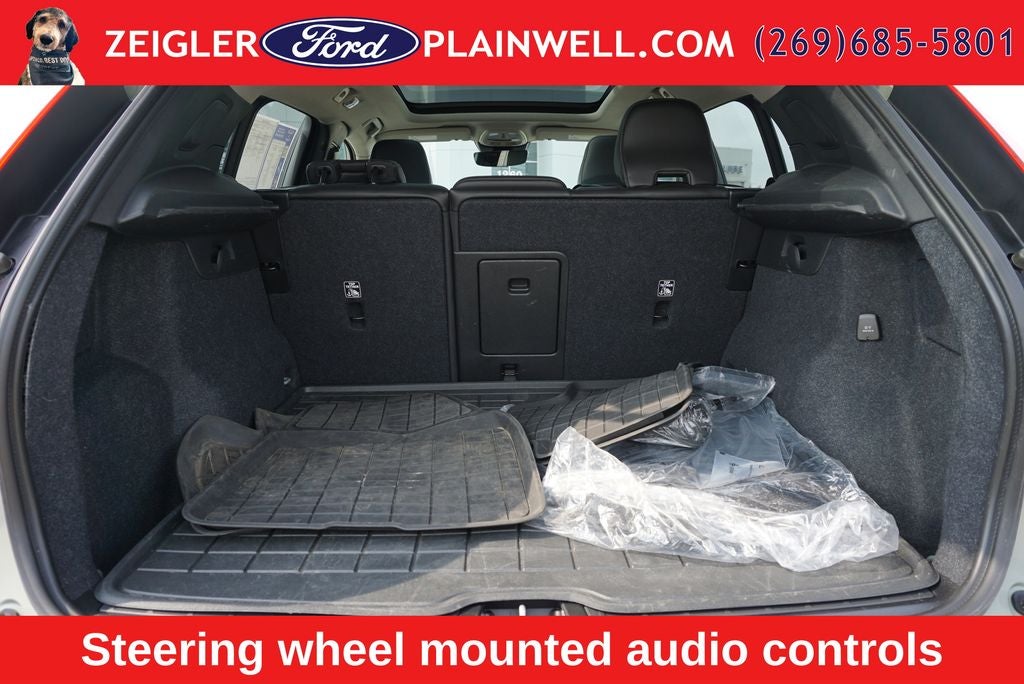 2023 Volvo XC40 B5 Plus Dark Theme AWD Heated Leather Power Moonroof Nav Rear Camera