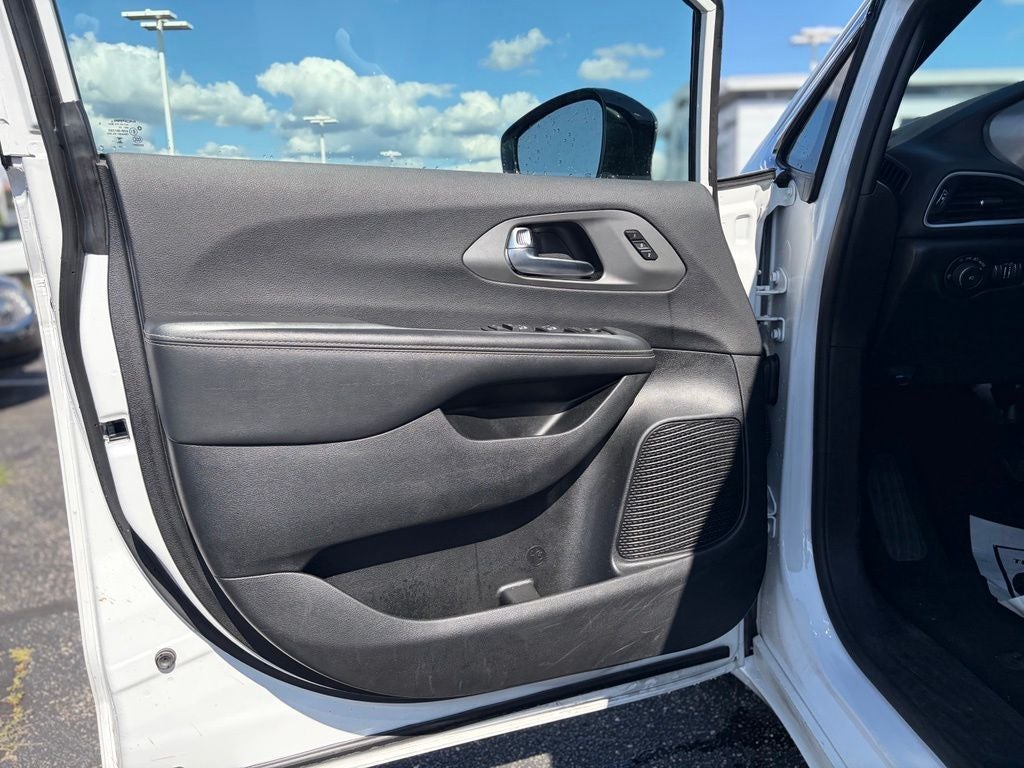 2025 Chrysler Pacifica Select * Certified Pre-Owned *