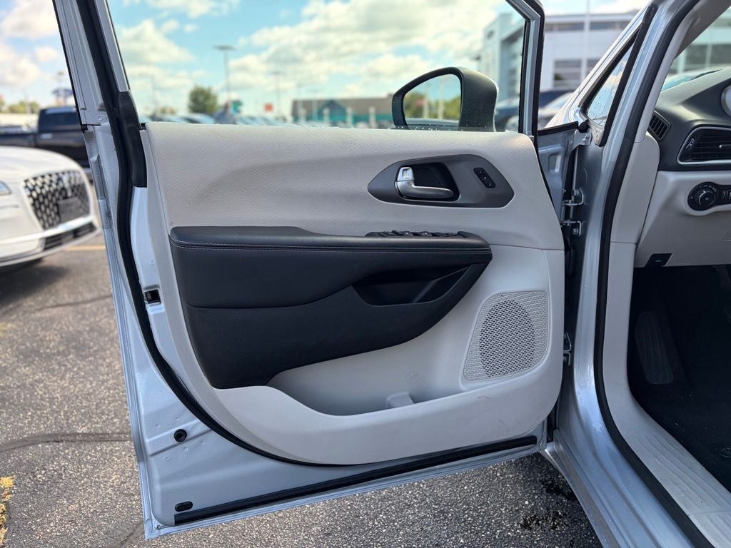 2023 Chrysler Pacifica Touring L * Certified Pre-Owned *