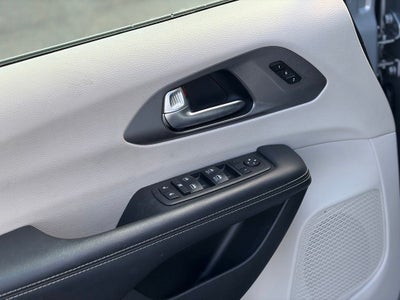 2023 Chrysler Pacifica Touring L * Certified Pre-Owned *