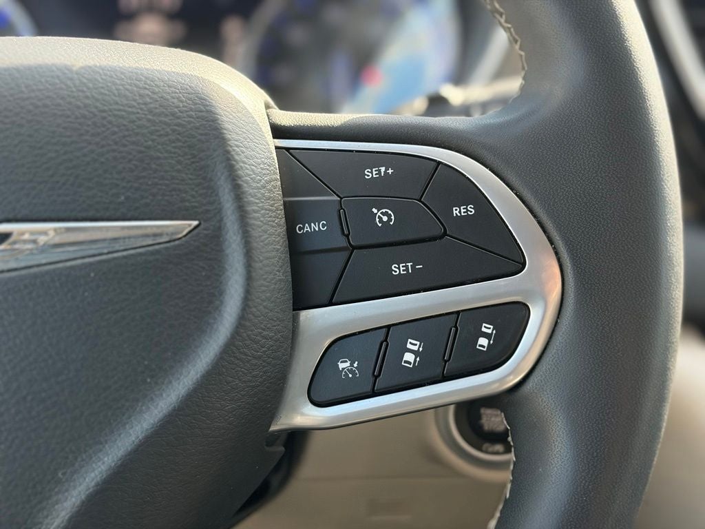 2023 Chrysler Pacifica Touring L * Certified Pre-Owned *