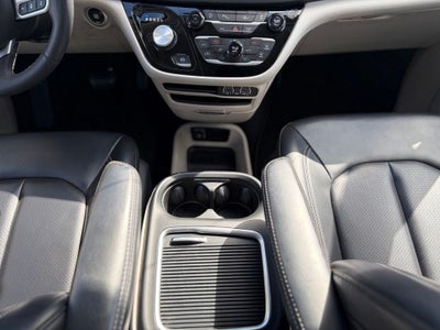 2023 Chrysler Pacifica Touring L * Certified Pre-Owned *