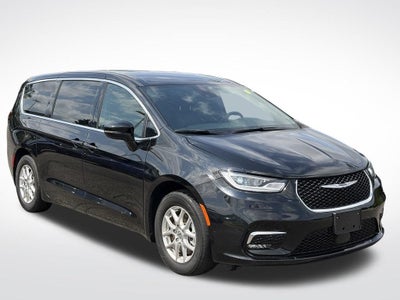 2025 Chrysler Pacifica Select * Certified Pre-Owned *