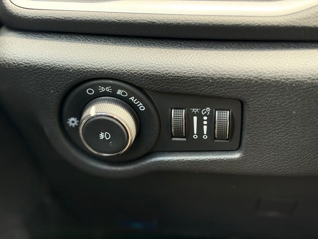 2025 Chrysler Pacifica Select * Certified Pre-Owned *