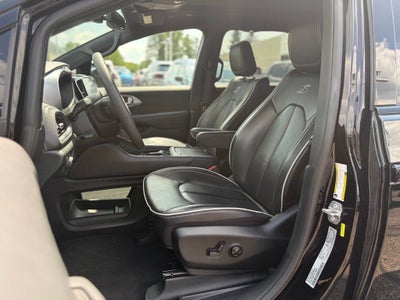 2025 Chrysler Pacifica Limited * Certified Pre-Owned *
