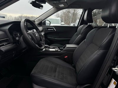 2025 Mitsubishi Outlander Base