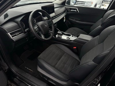 2025 Mitsubishi Outlander Base