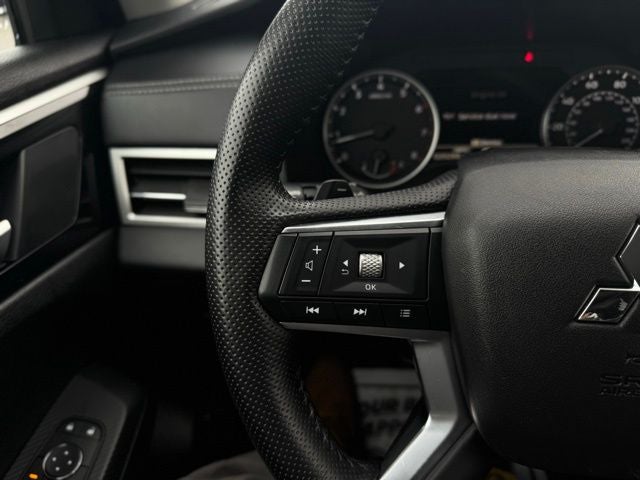 2025 Mitsubishi Outlander Base