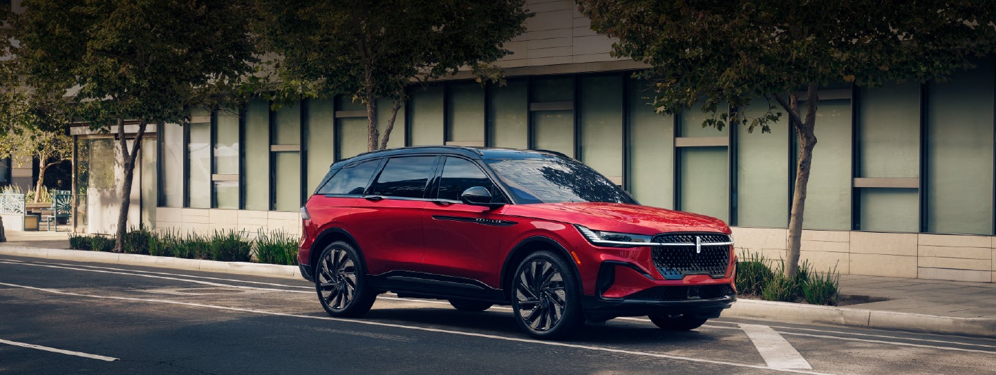 A 2025 Lincoln Nautilus® SUV with an available hybrid powertrain is parked in an urban setting. | Zeigler Lincoln of Kalamazoo in Kalamazoo MI