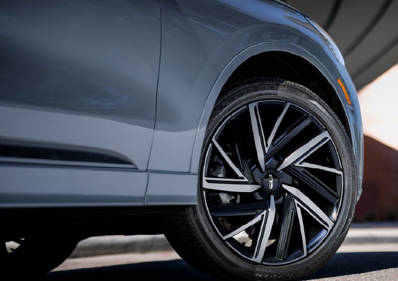The wheel of the 2027 Lincoln Aviator® Black Label™ SUV is shown slightly angled out. | Zeigler Lincoln of Kalamazoo in Kalamazoo MI