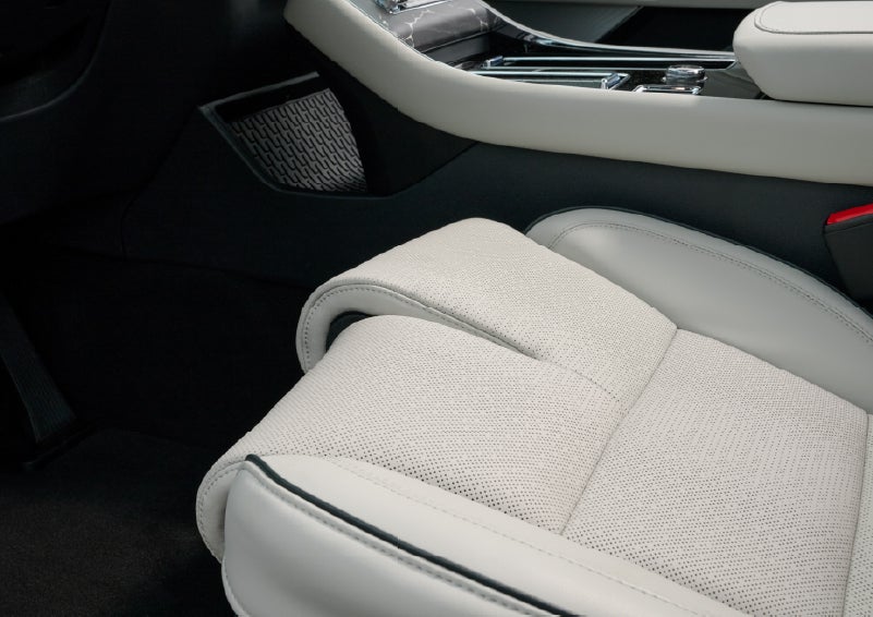 The front passenger Perfect Position seat is shown with the thigh extender adjusted.| Zeigler Lincoln of Kalamazoo in Kalamazoo MI
